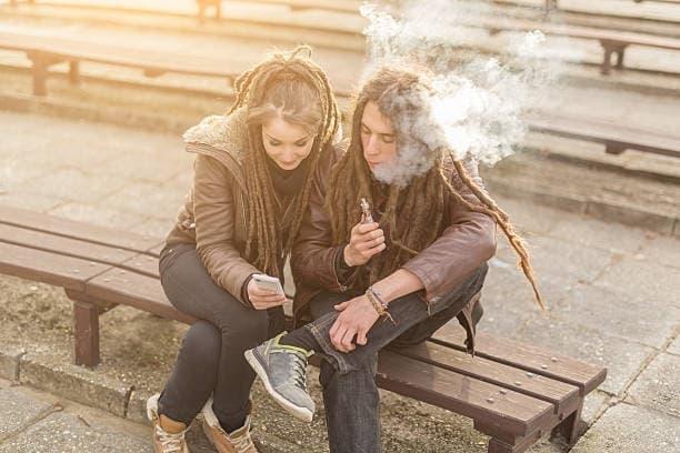 E-Papierosy safety guide uncovering the chemicals found in e-cigarettes and how to reduce risks